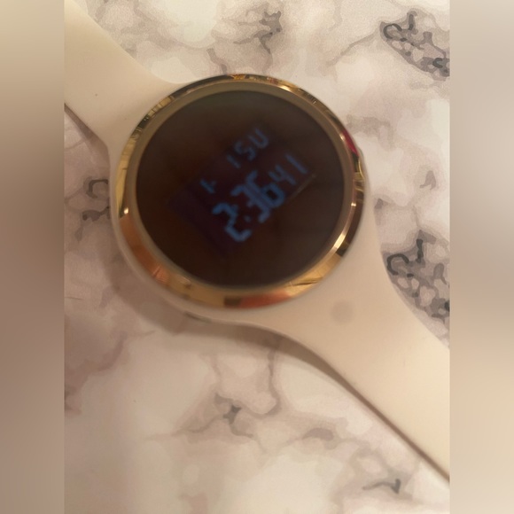 Francesca’s Digital White Silicone Rubber Band Gold Dial Accent Watch - Picture 3 of 11